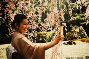 Tradycja w ubraniu, „nowoczesność” w ręce, uśmiech na twarzy i wszystko to w kwiatkach...Japonia.